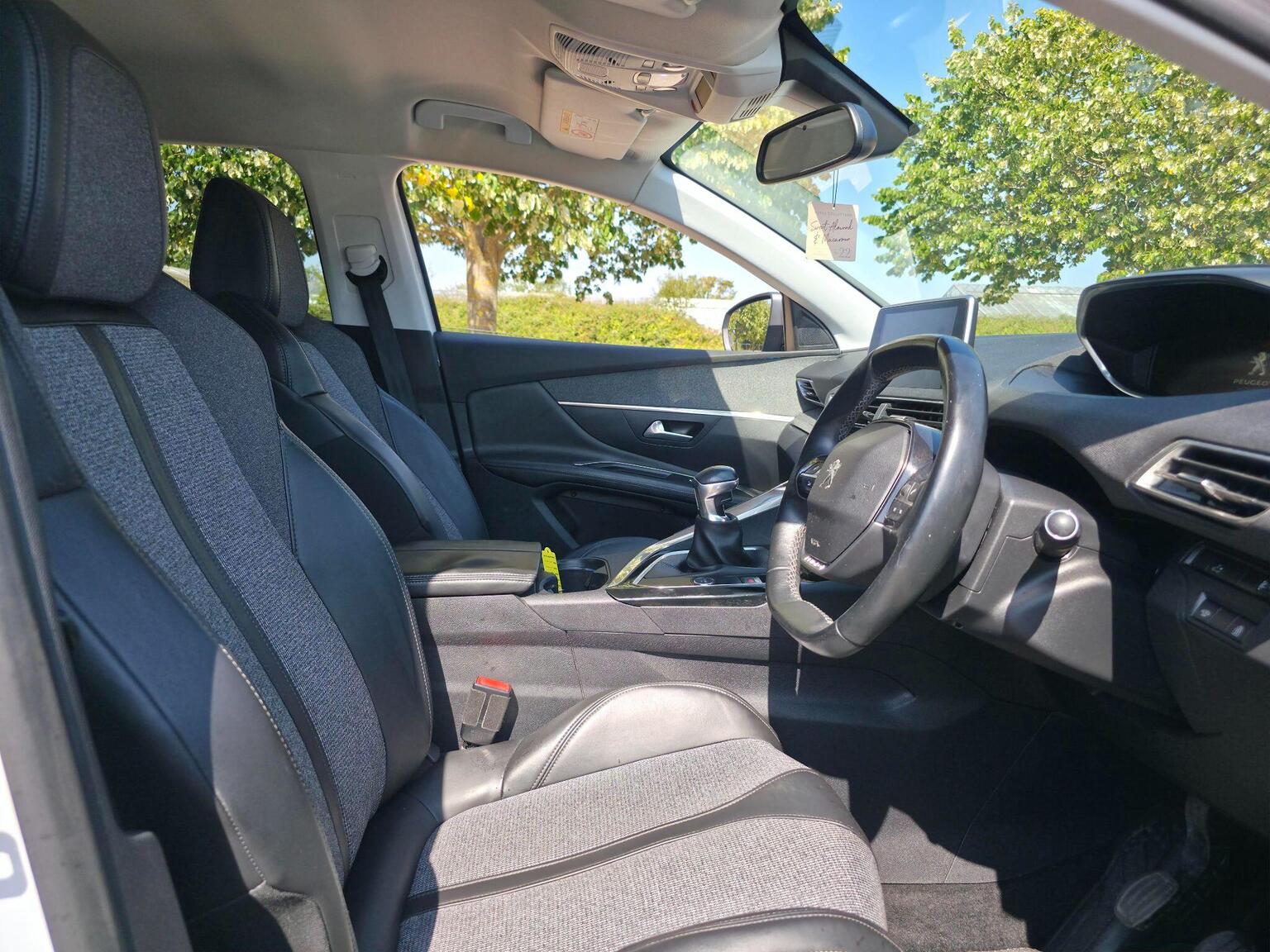 2017 Peugeot 3008 image 23