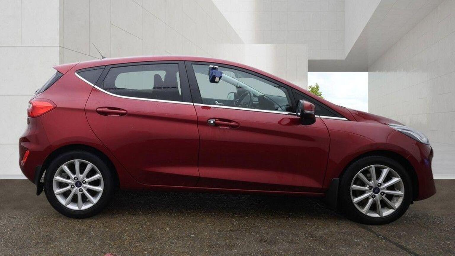 2017 Ford Fiesta image 2
