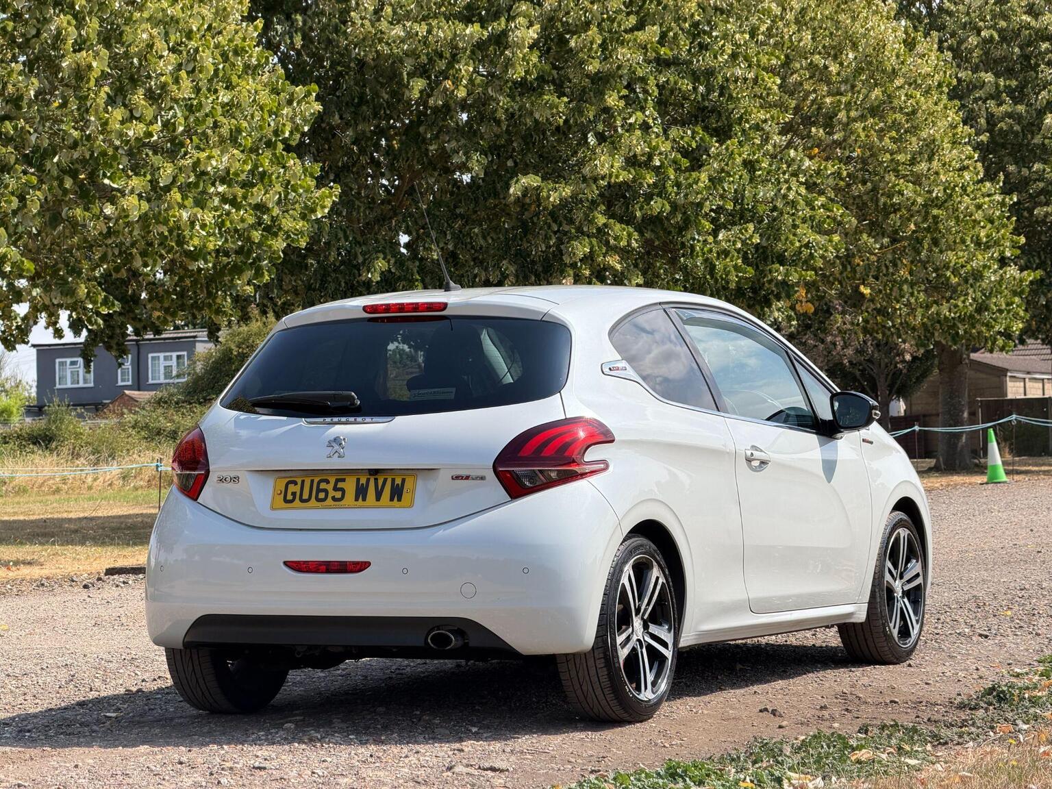 2015 Peugeot 208 image 8