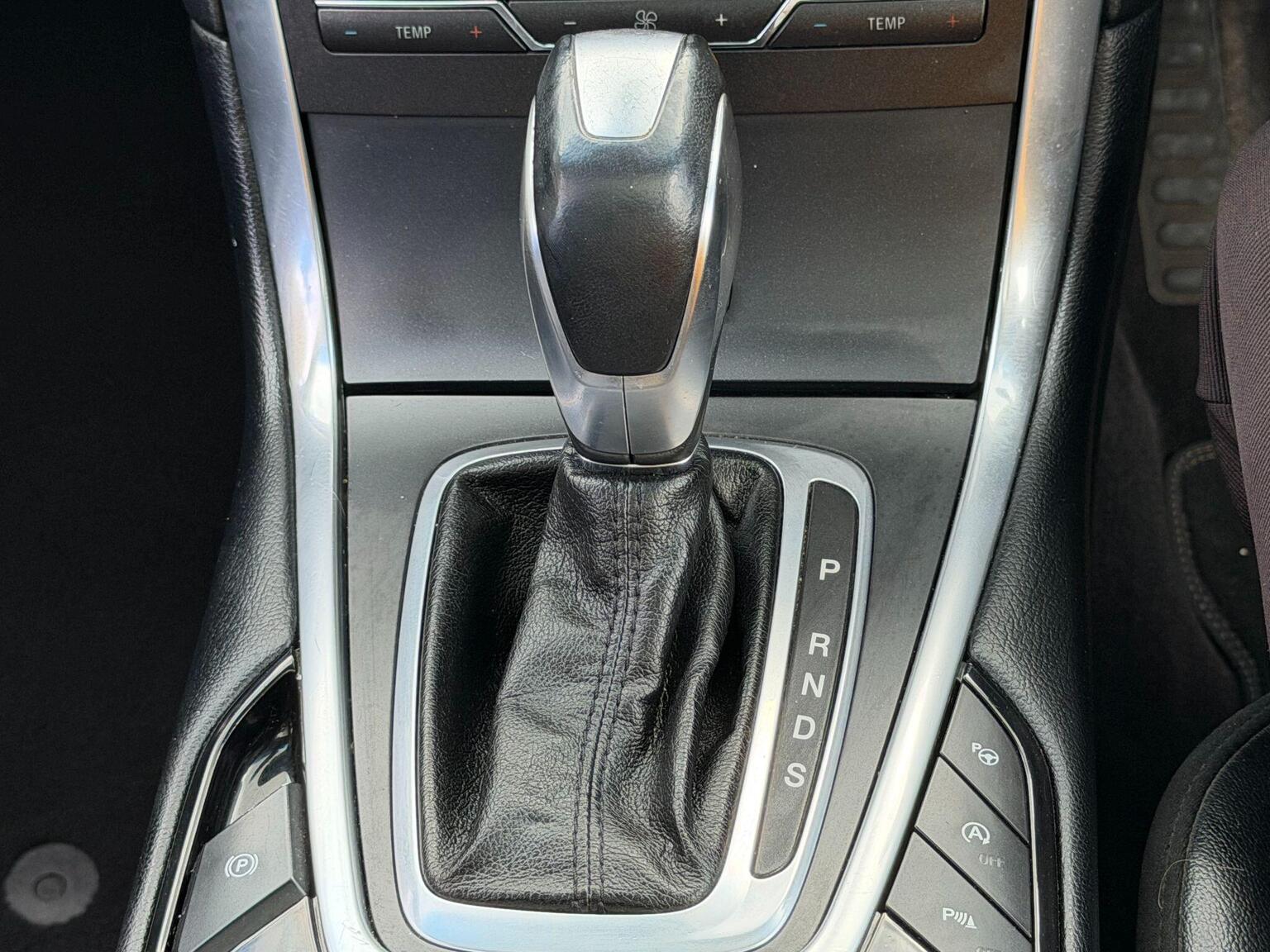 2018 Ford Edge image 40