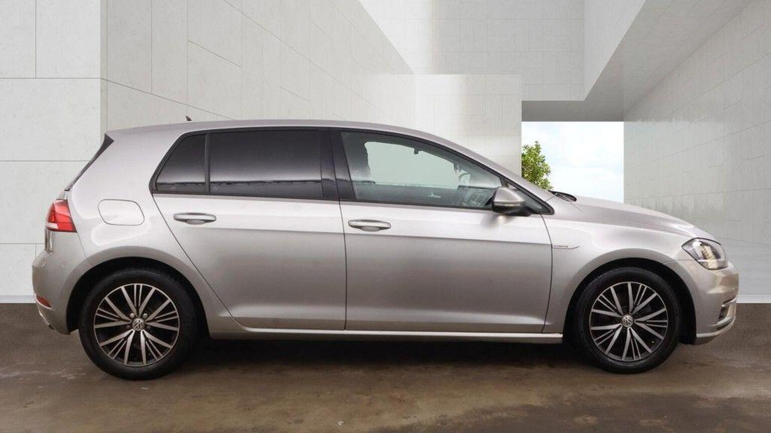 2018 Volkswagen Golf image 2