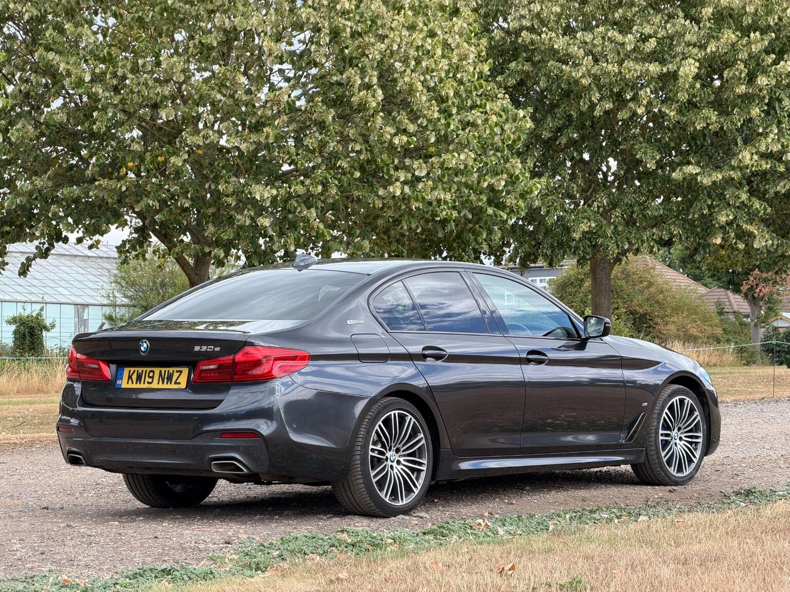 2019 BMW 5 Series image 8