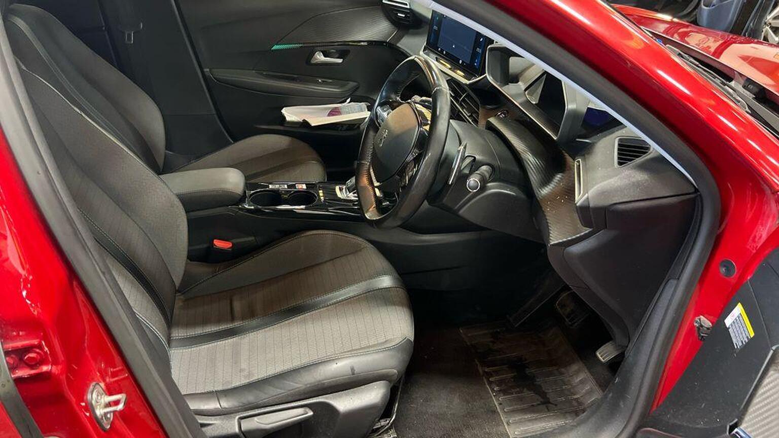 2020 Peugeot 208 image 12
