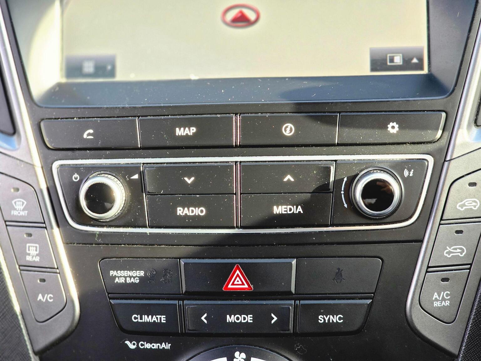 2017 Hyundai Santa Fe image 46