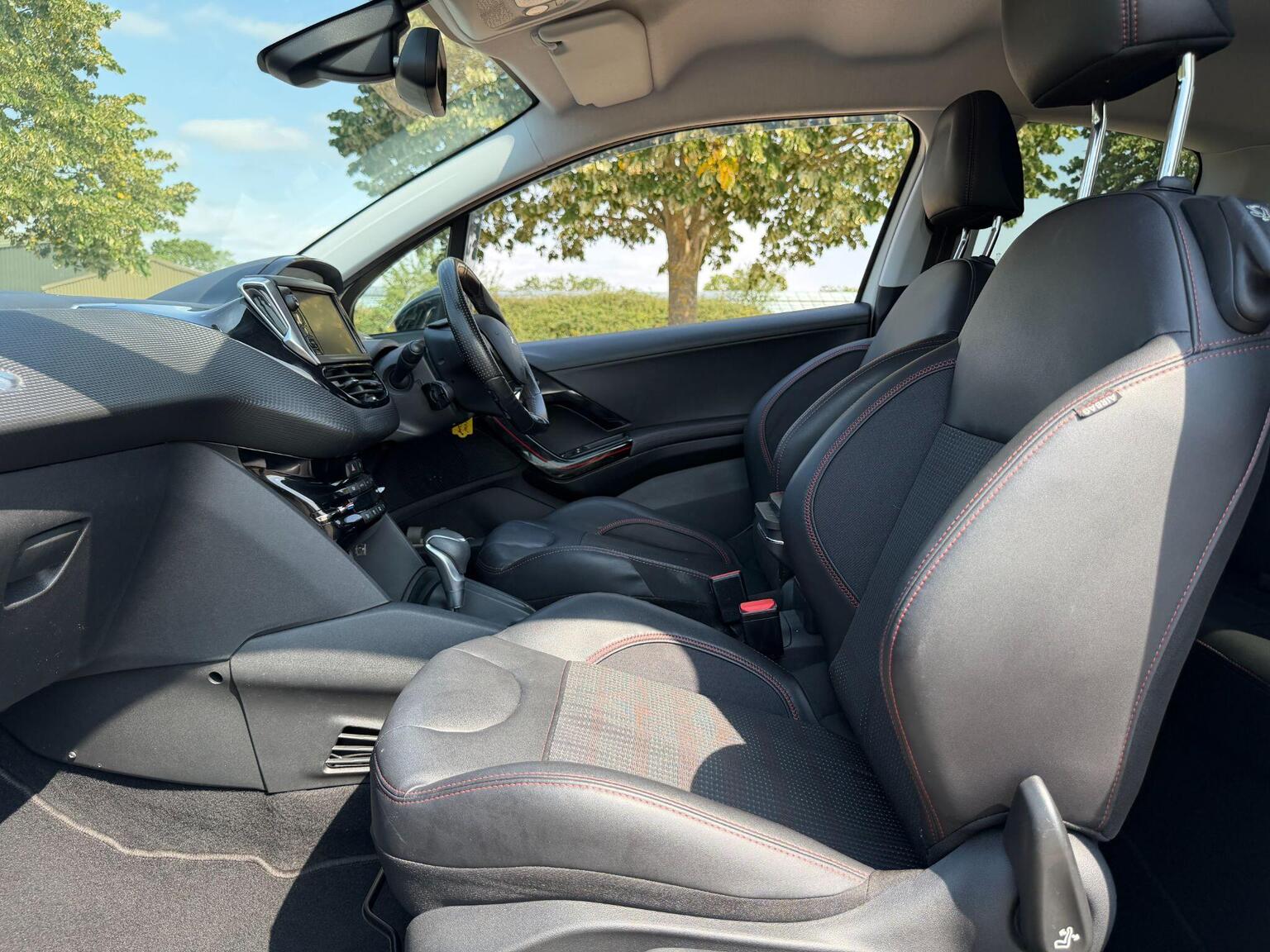 2015 Peugeot 208 image 24