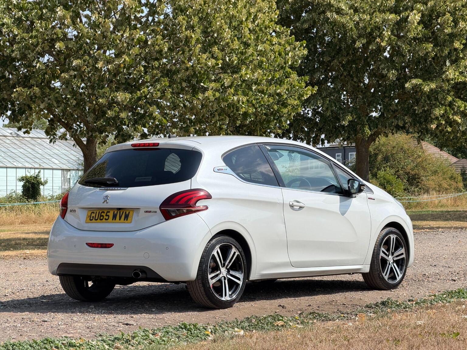 2015 Peugeot 208 image 7