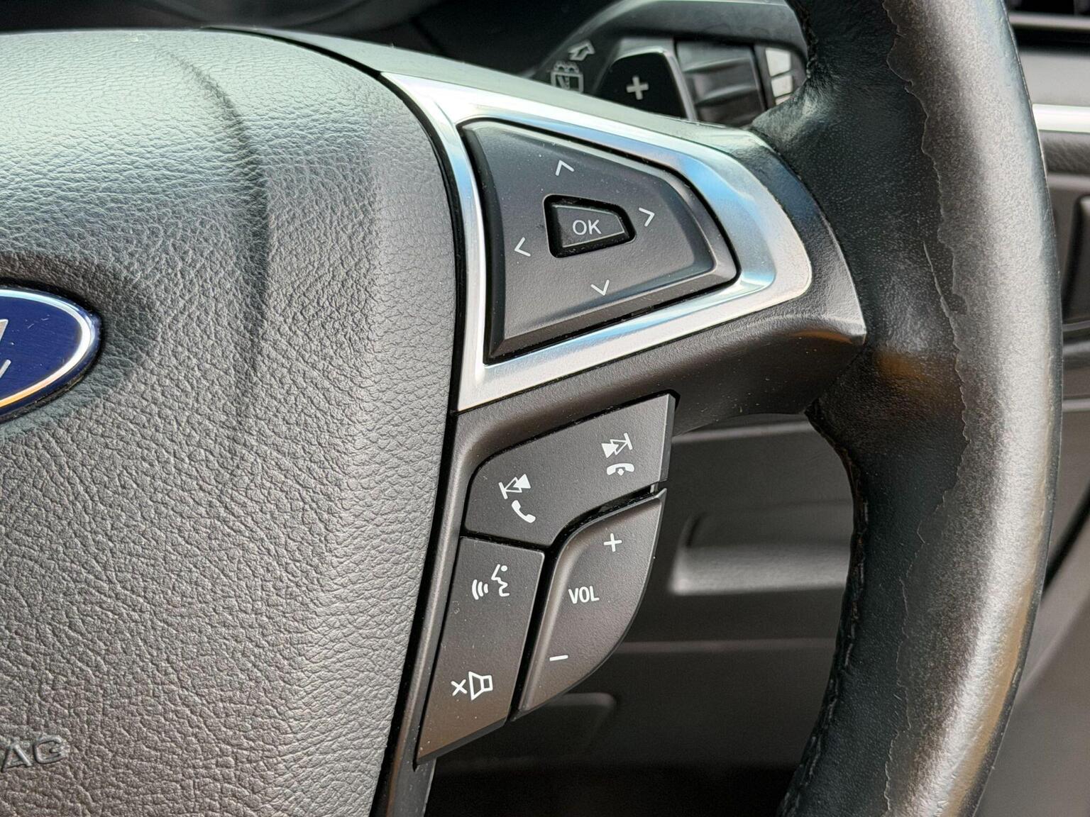 2018 Ford Edge image 48