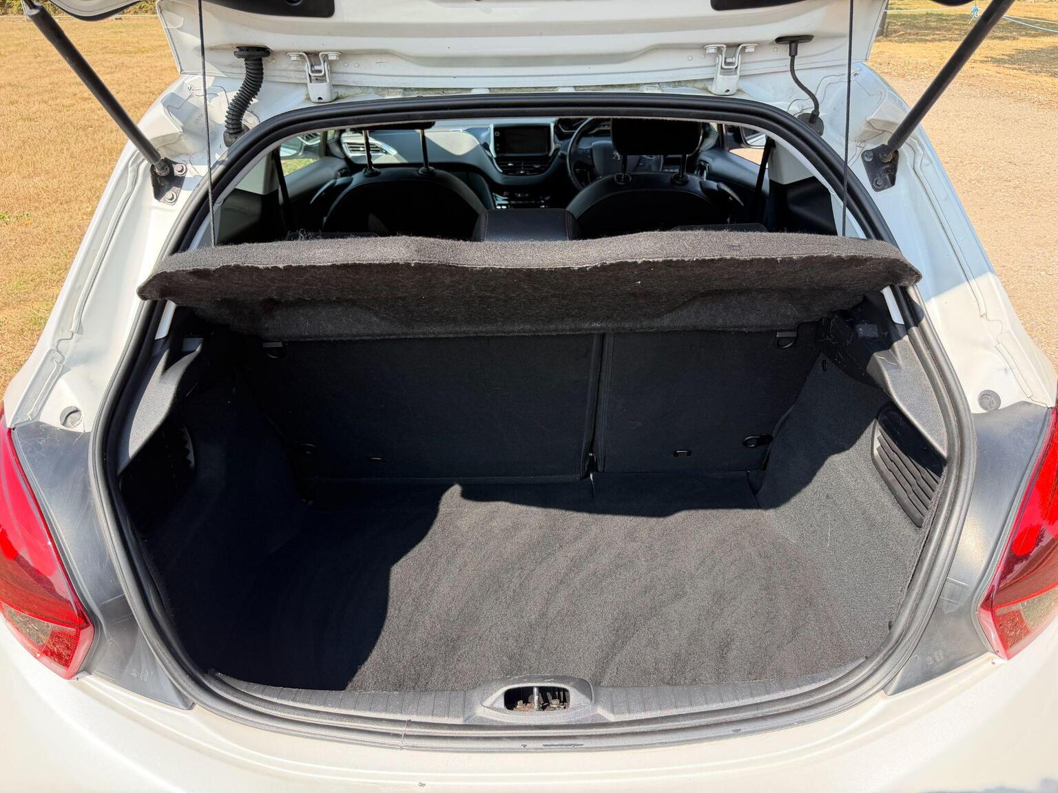 2015 Peugeot 208 image 48