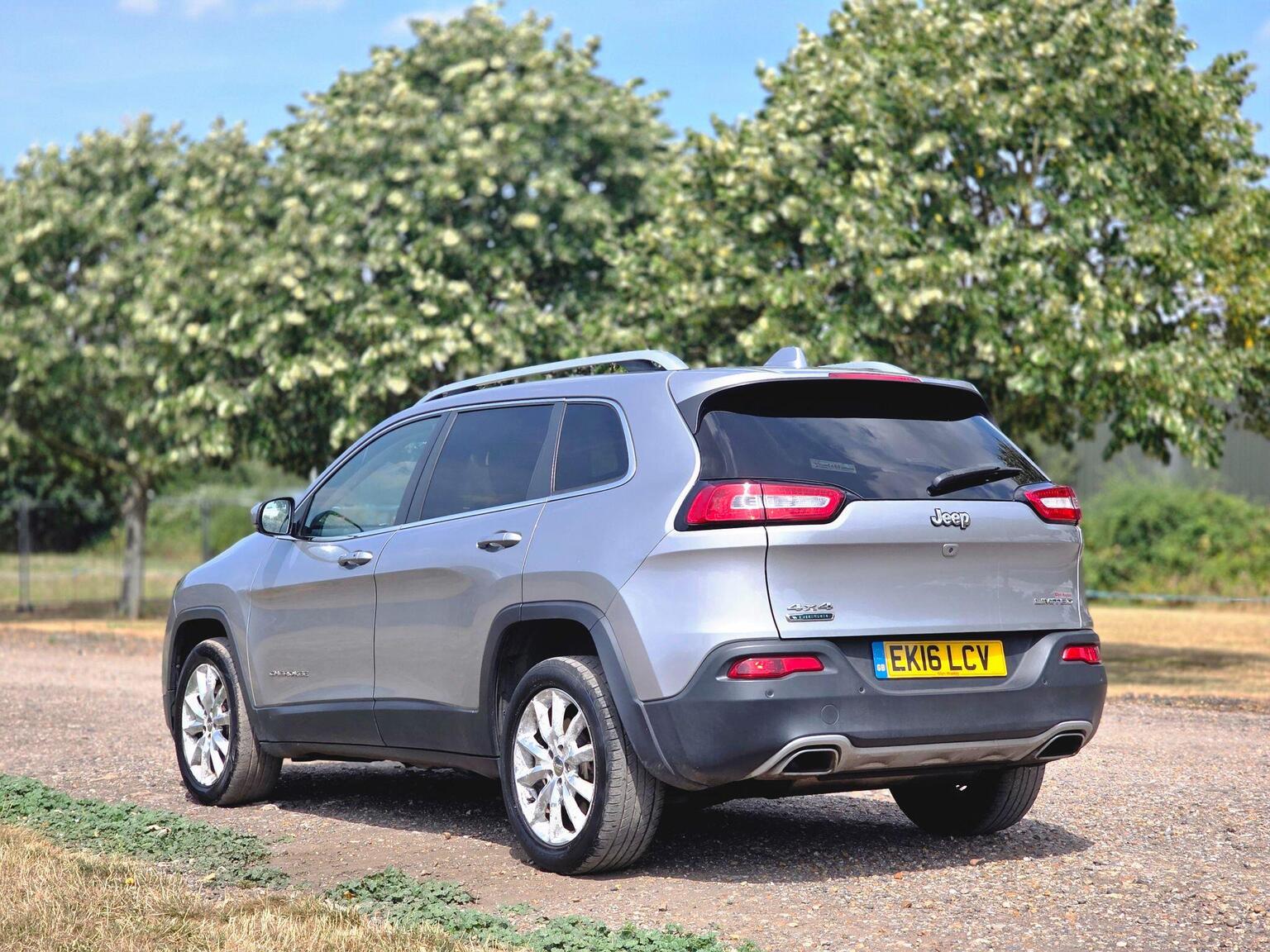 2016 Jeep Cherokee image 12