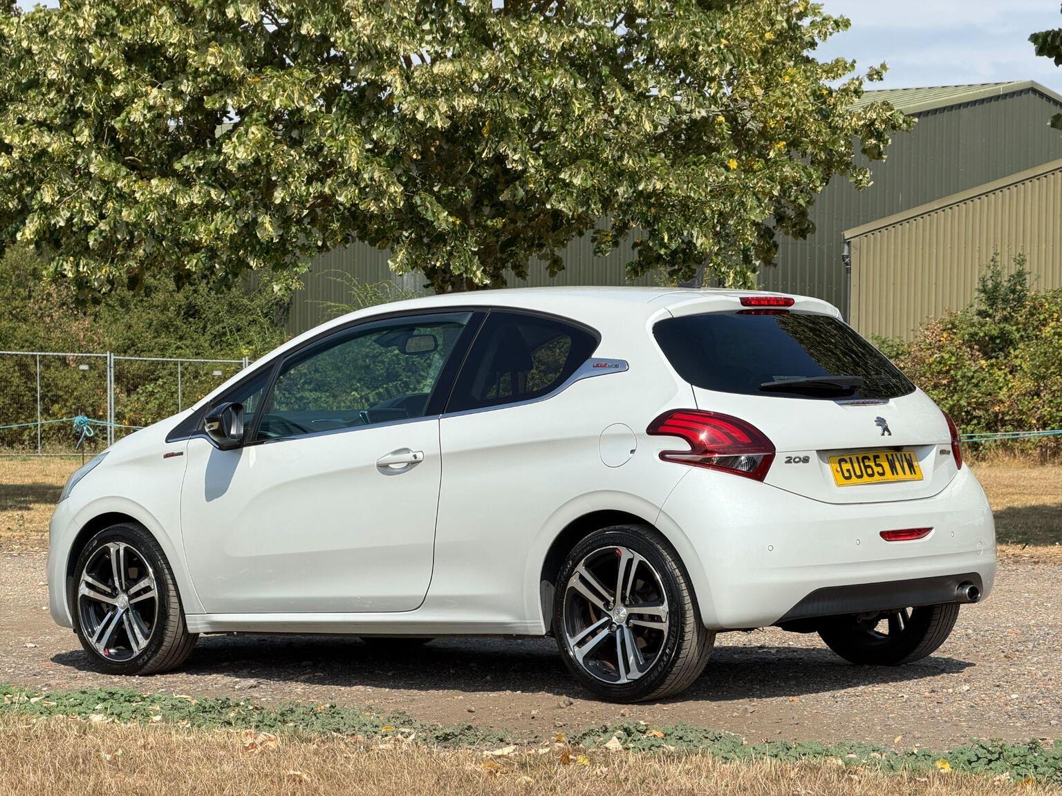 2015 Peugeot 208 image 13