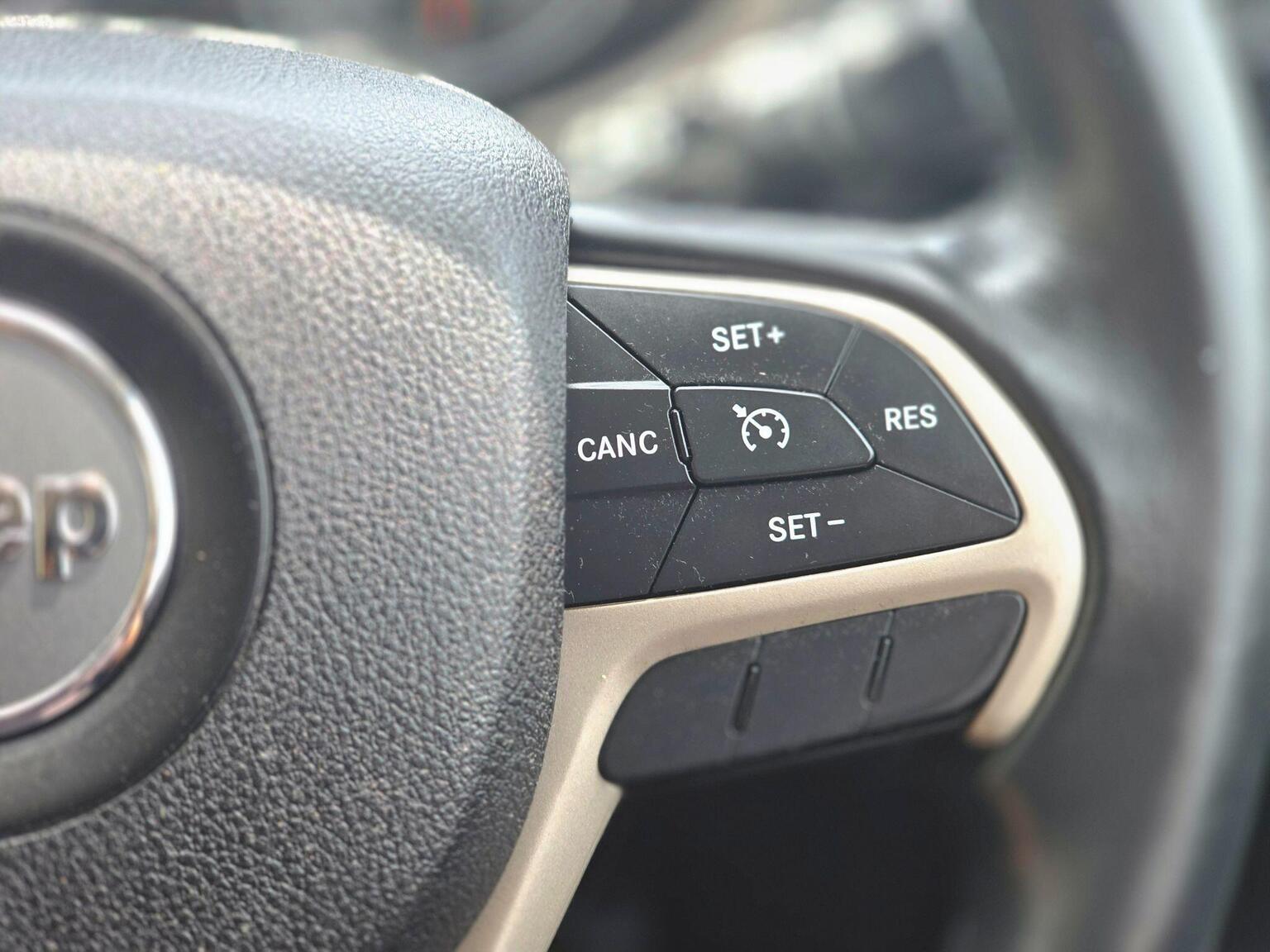 2016 Jeep Cherokee image 36