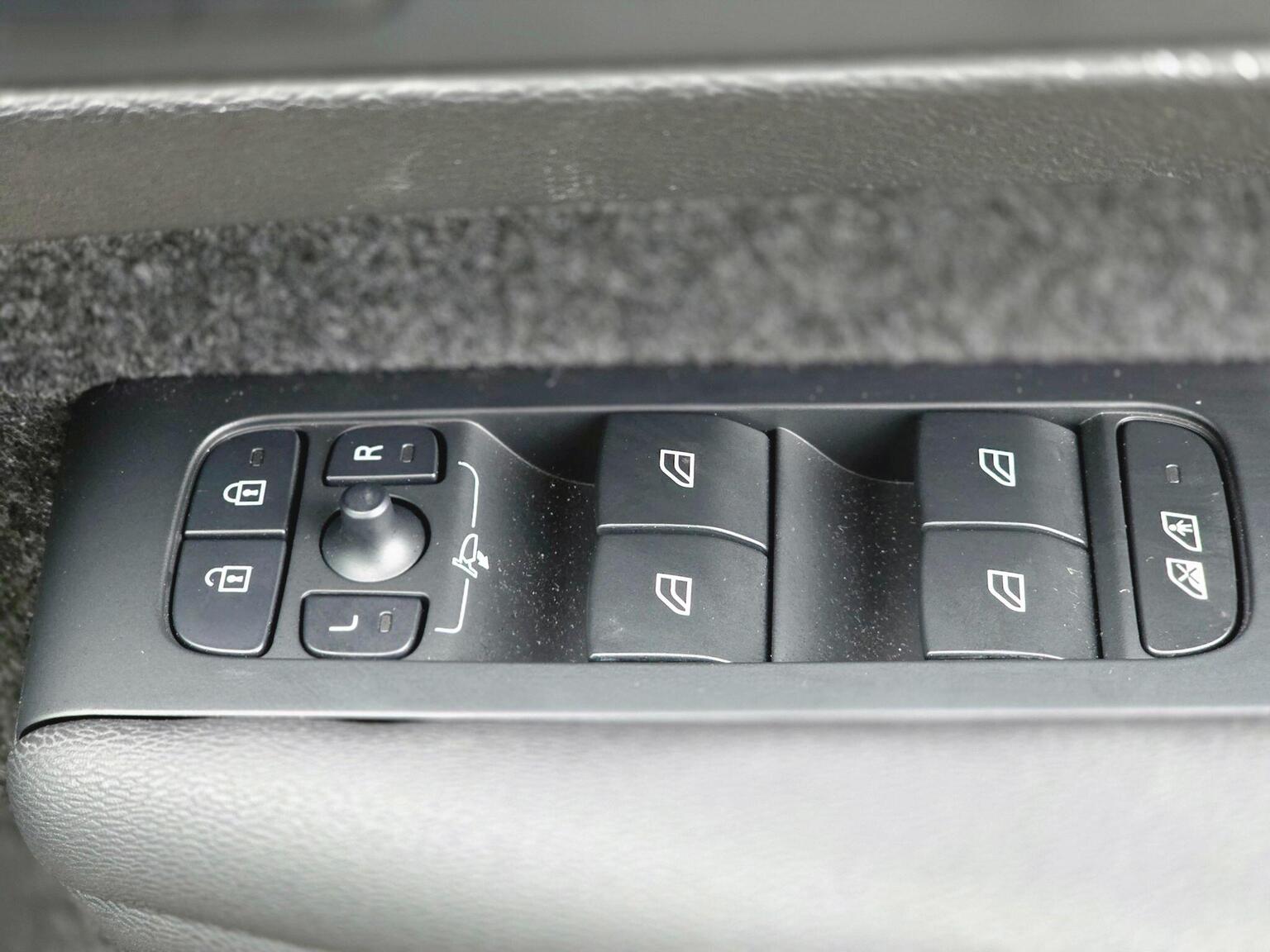 2024 Volvo EX40 image 29