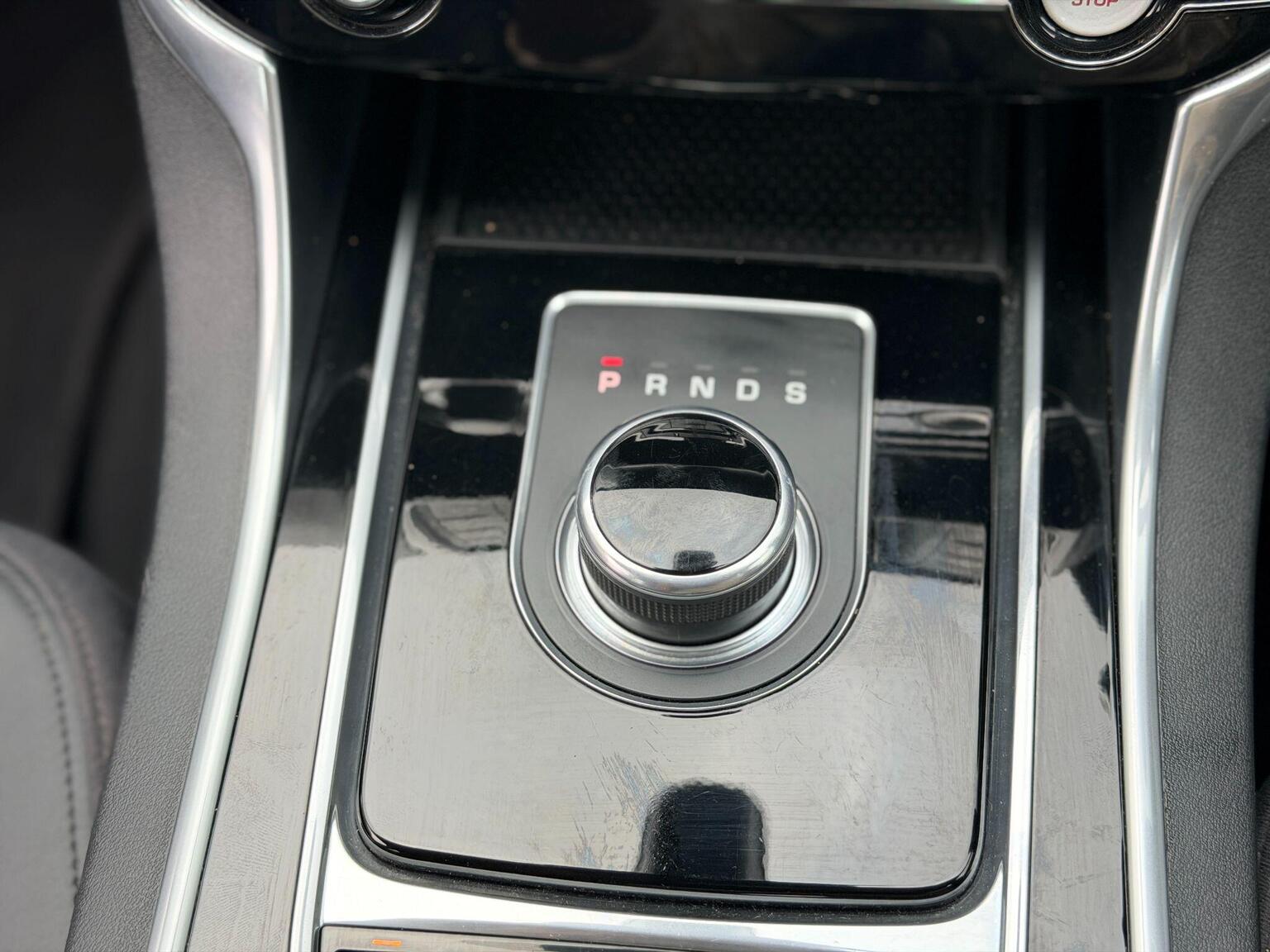 2016 Jaguar XE image 35