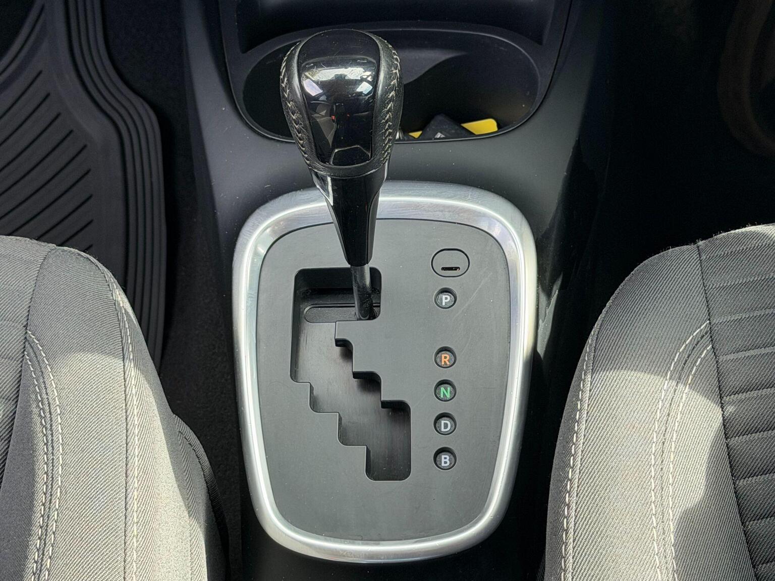 2017 Toyota Yaris image 27