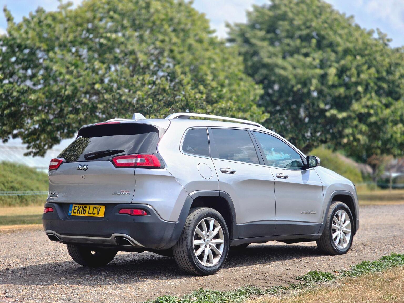 2016 Jeep Cherokee image 7