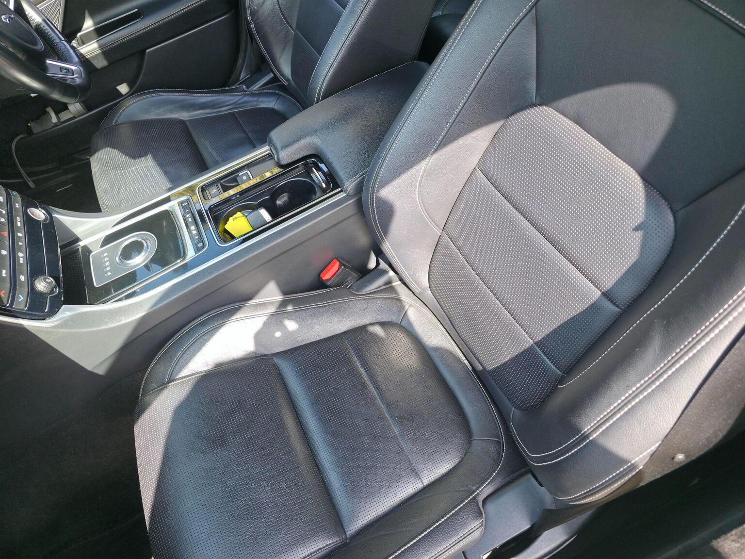 2018 Jaguar XE image 37
