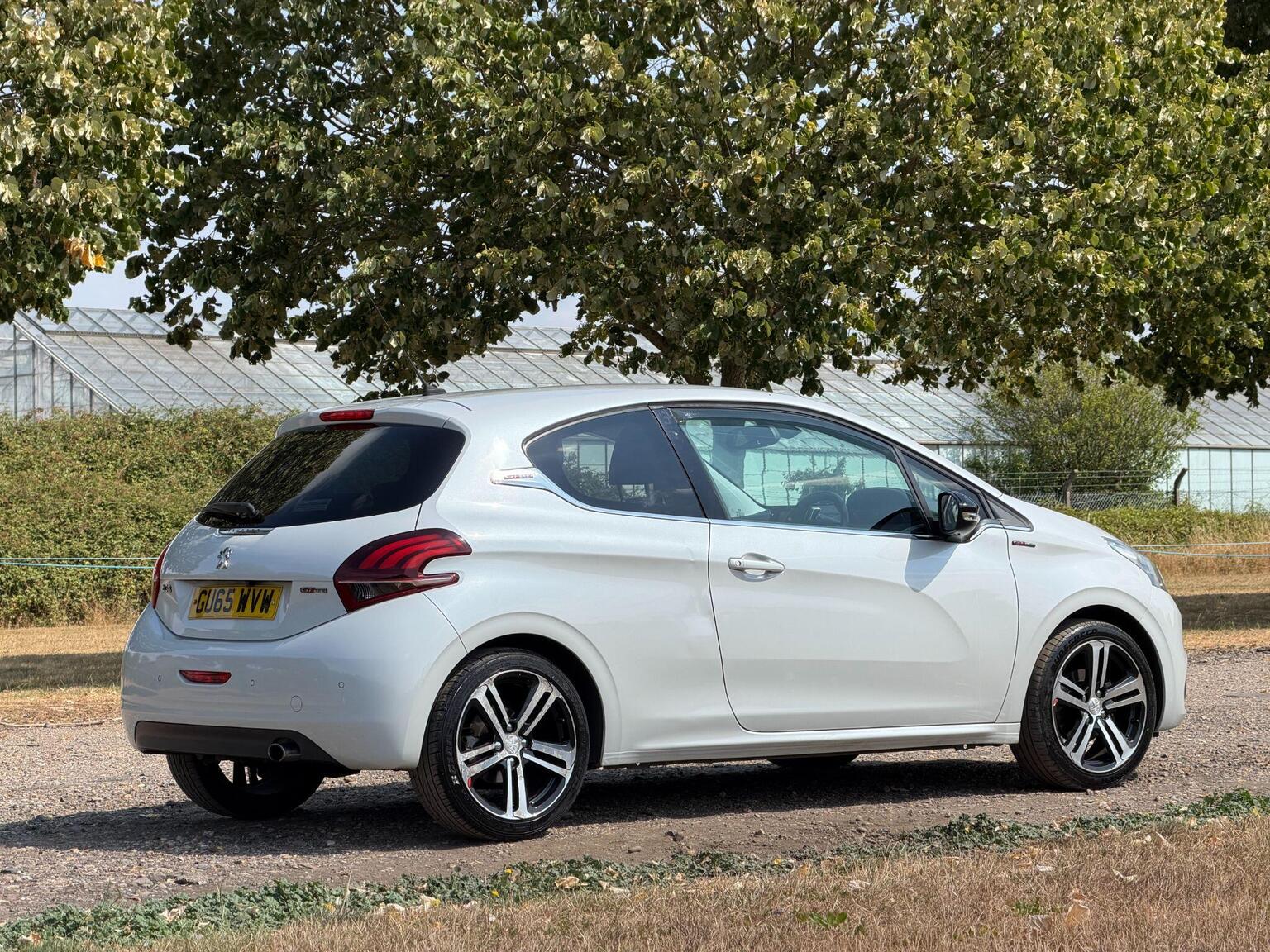 2015 Peugeot 208 image 6