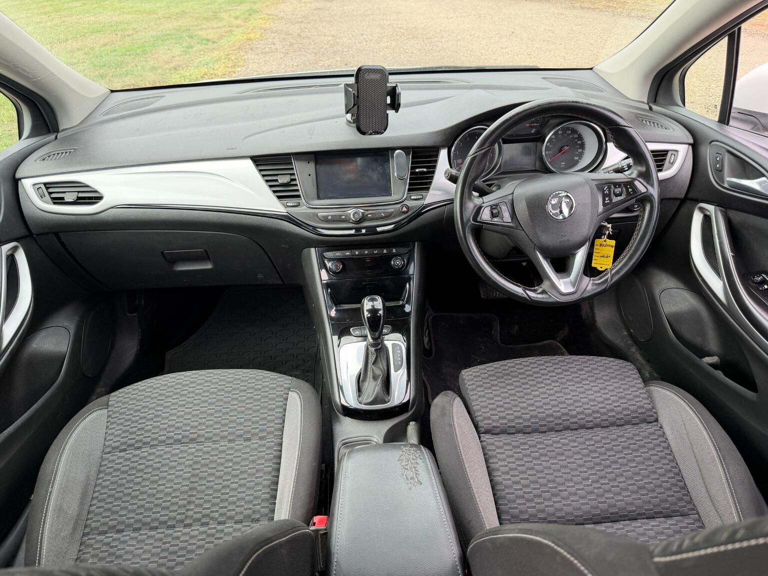 2020 Vauxhall Astra image 30