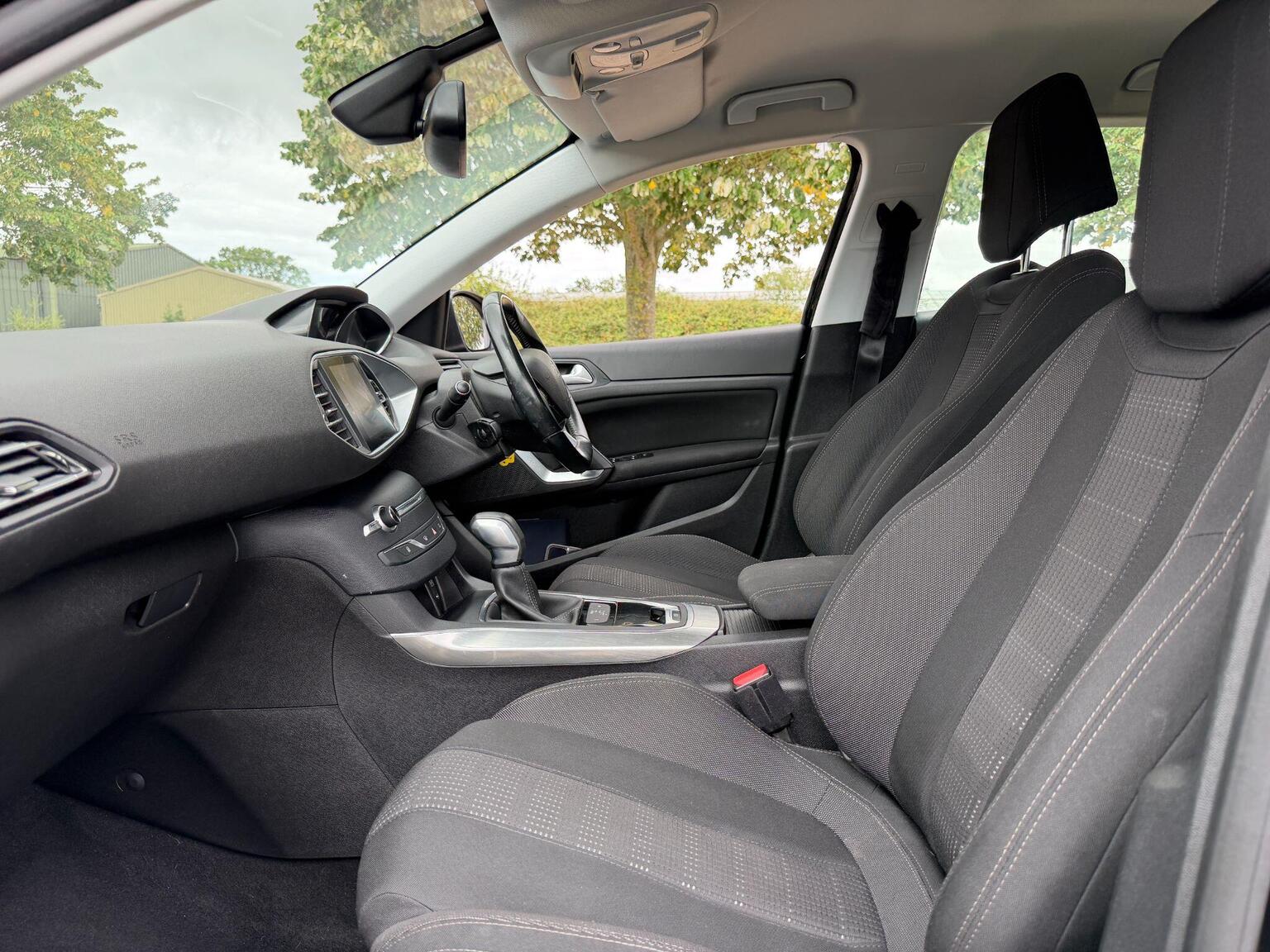 2017 Peugeot 308 image 24