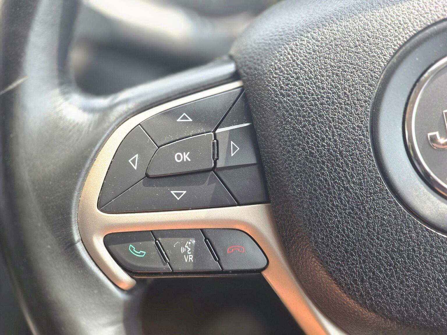 2016 Jeep Cherokee image 38