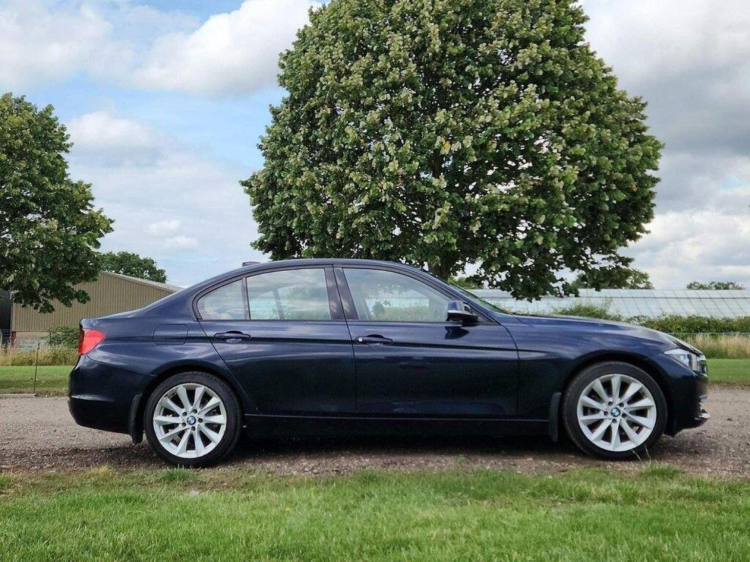 2013 BMW 3 Series image 2