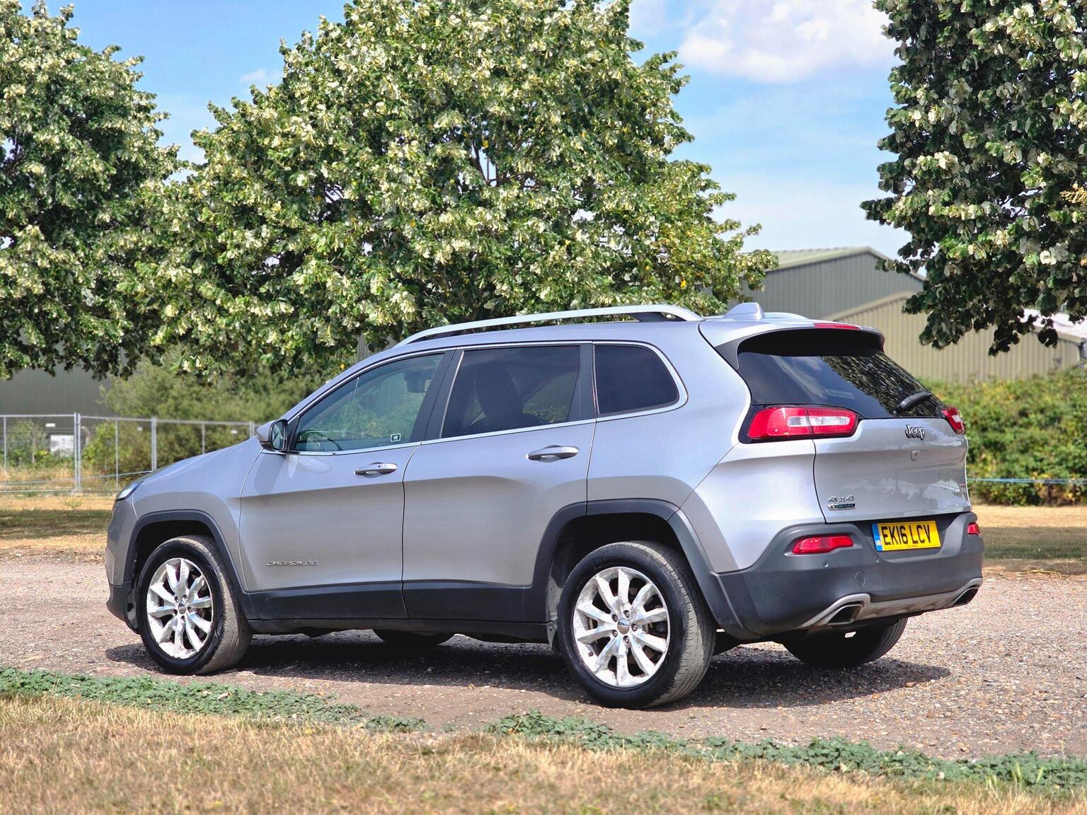 2016 Jeep Cherokee image 13