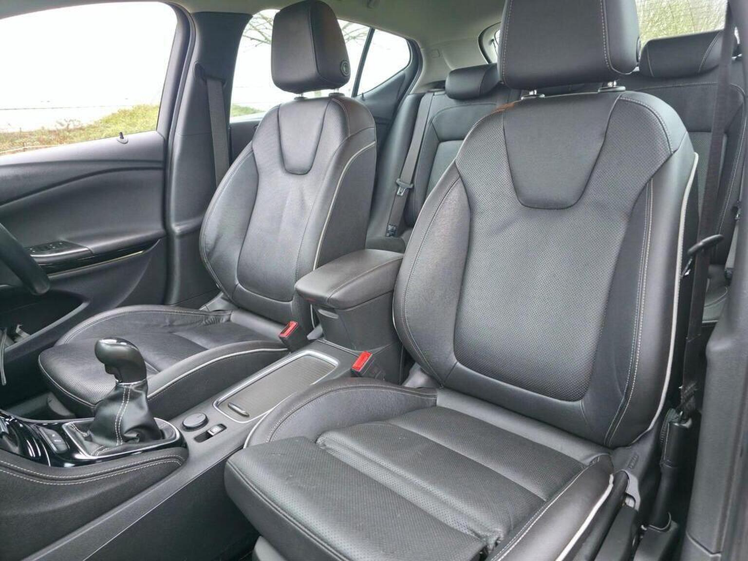 2016 Vauxhall Astra image 28