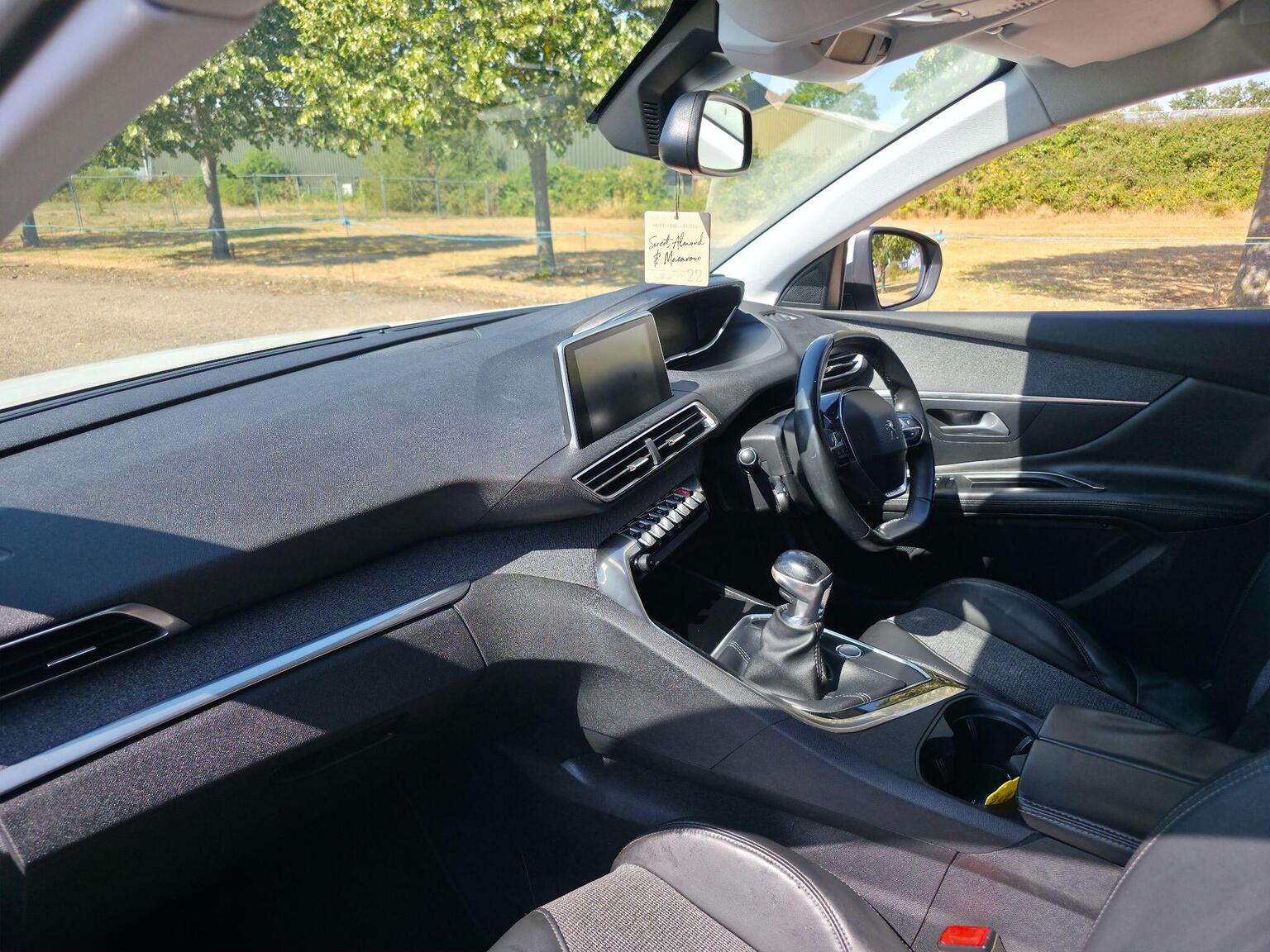 2017 Peugeot 3008 image 29