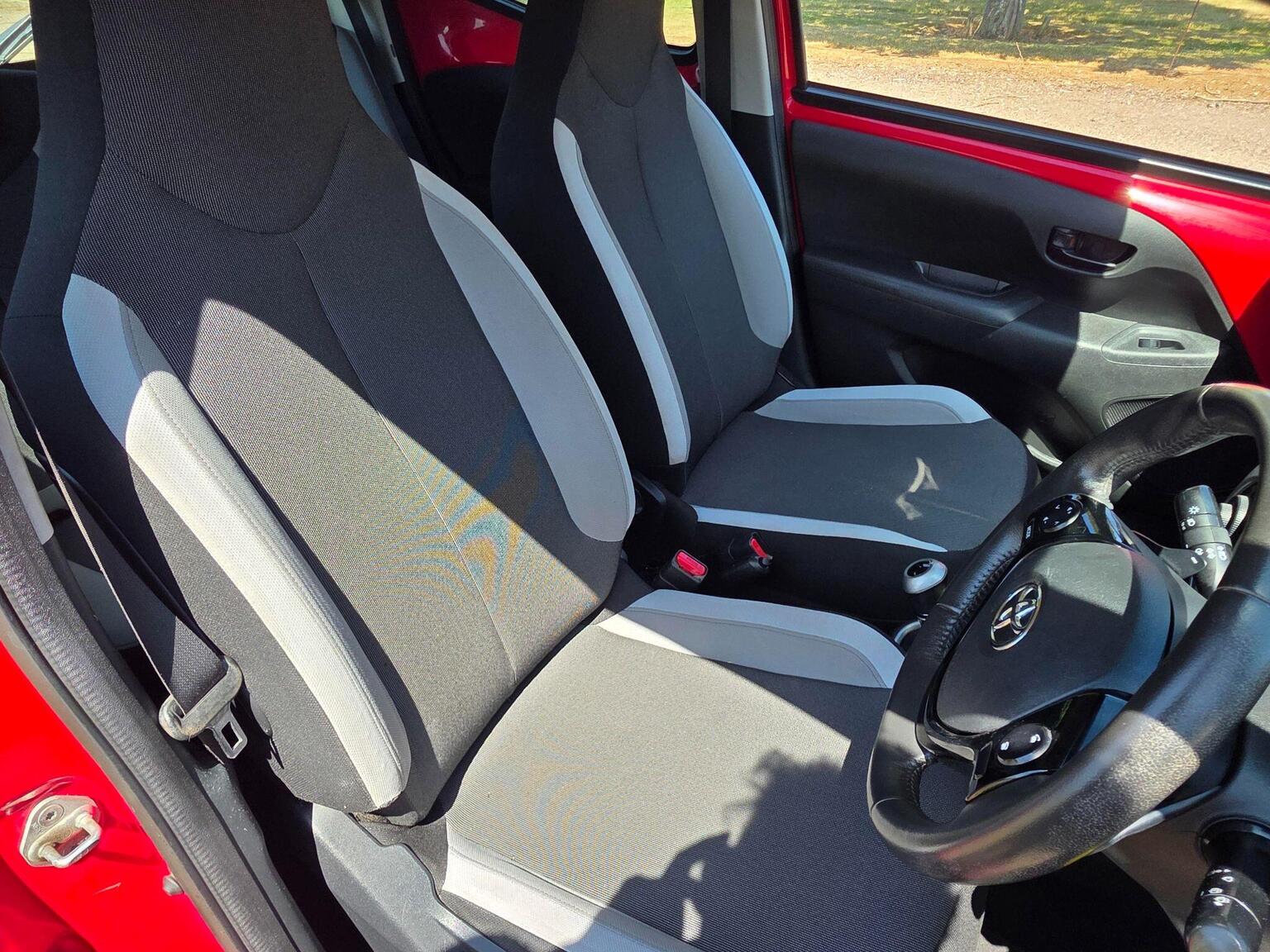 2015 Toyota AYGO image 32