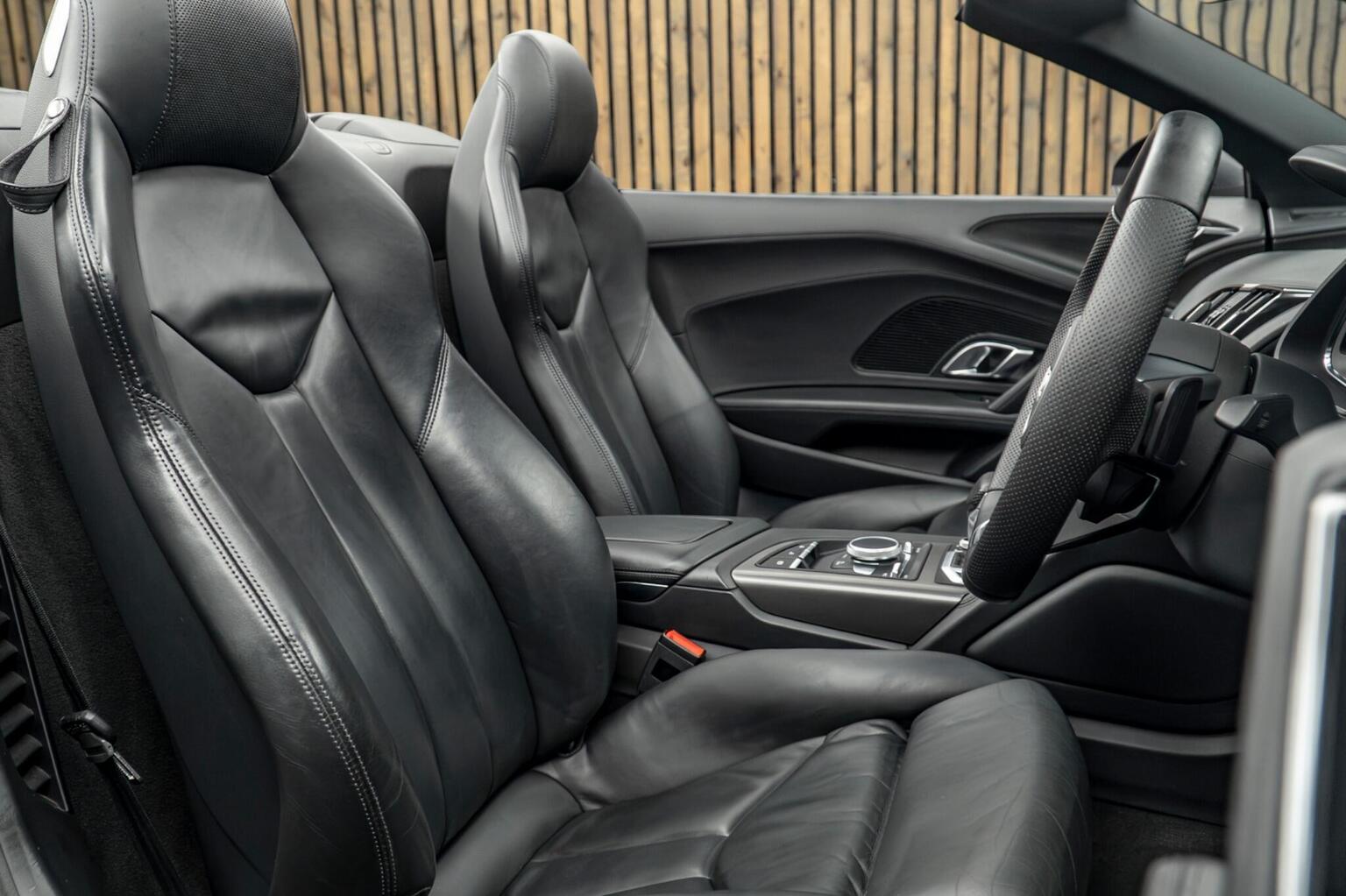 2017 Audi R8 FSI V10 Spyder S Tronic quattro — photograph 2