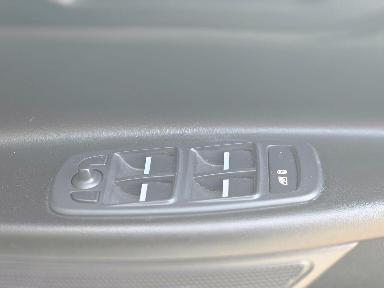 2016 Jaguar XE image 34