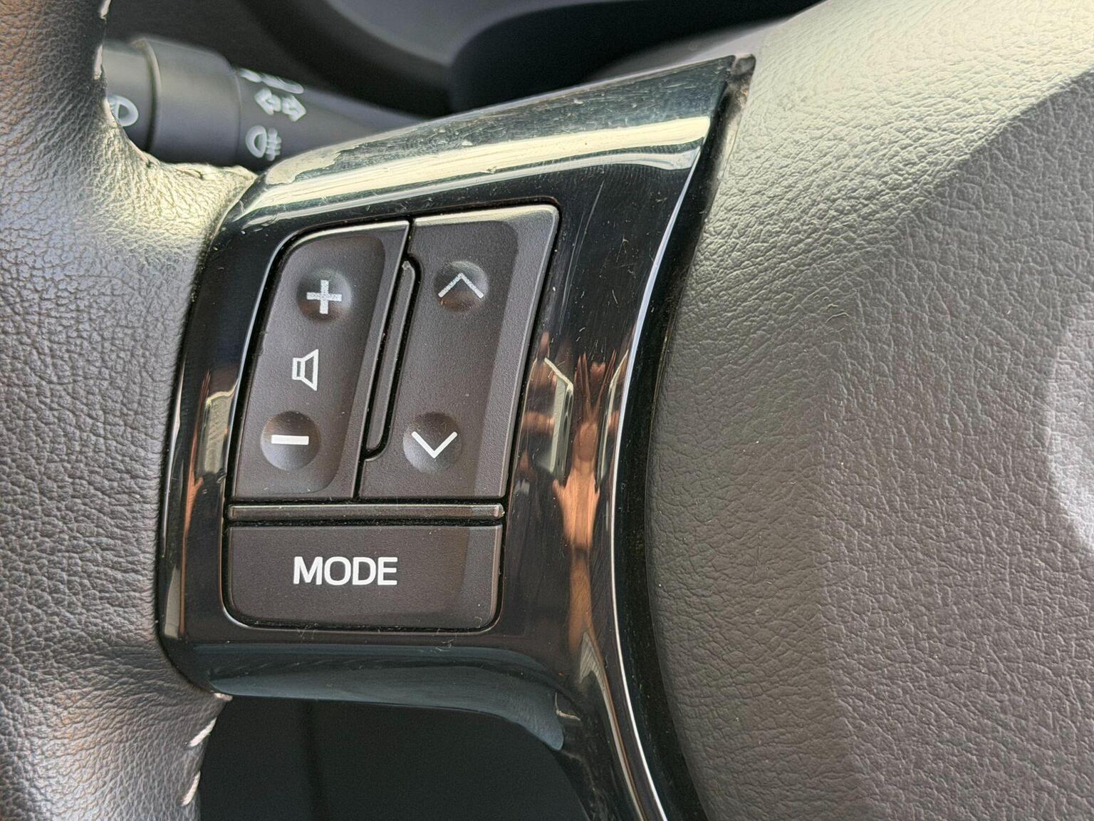 2017 Toyota Yaris image 34