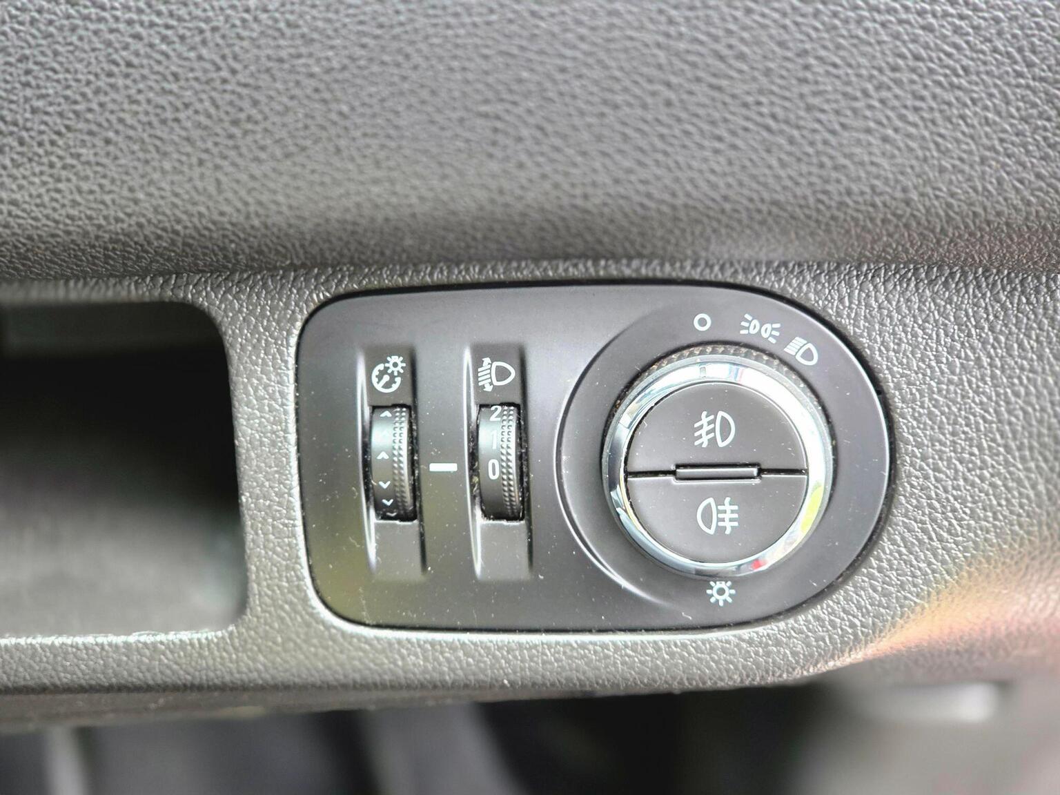 2016 Vauxhall Meriva image 35