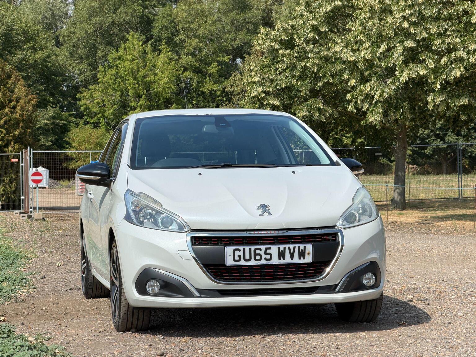 2015 Peugeot 208 image 21