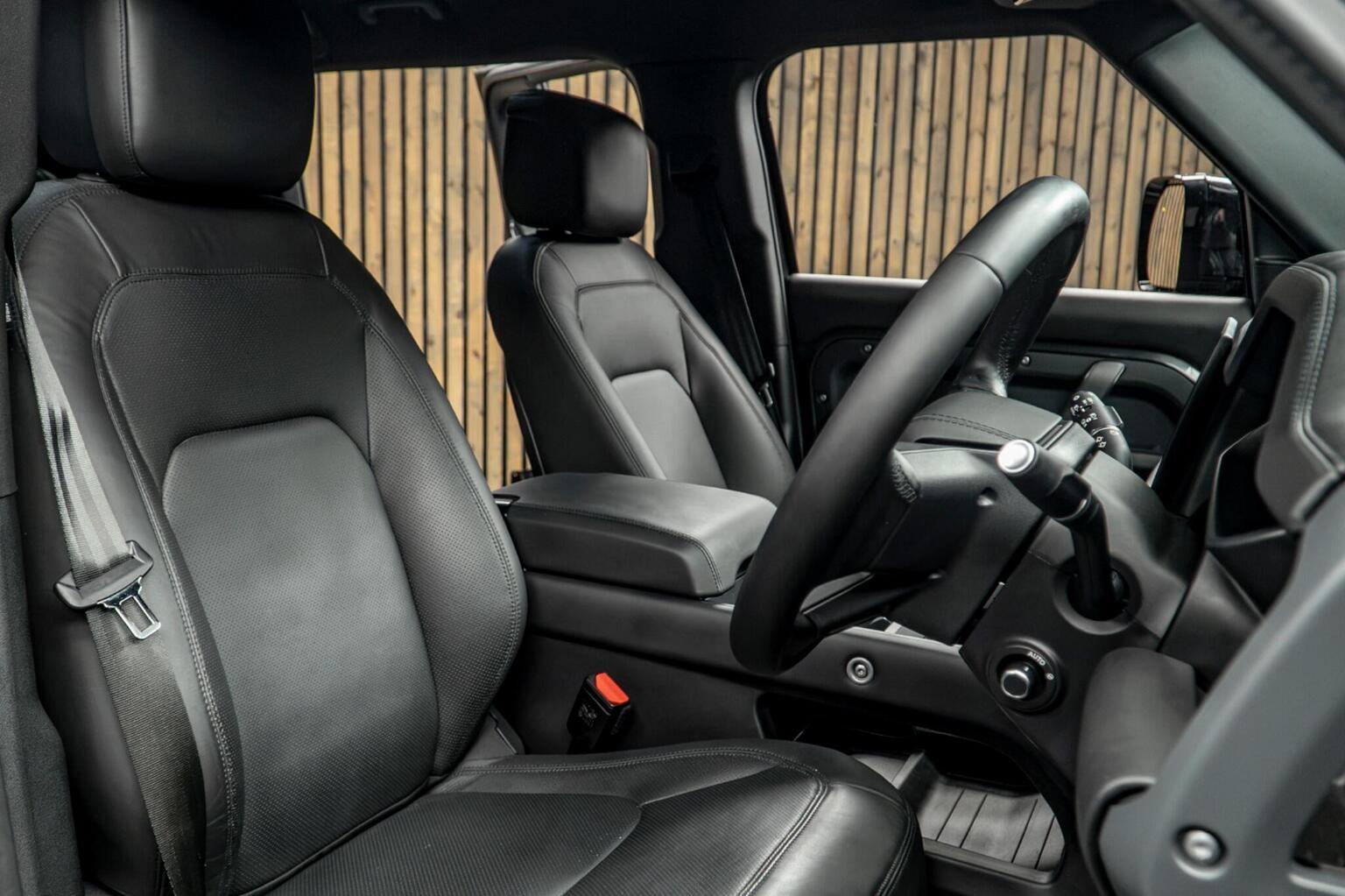 2024 Land Rover Defender 110 X-Dynamic HSE — photograph 2