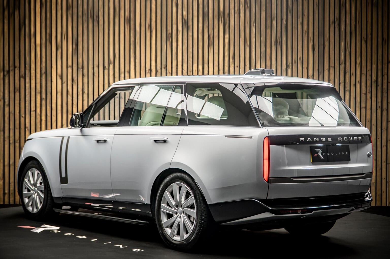 2023 Land Rover Range Rover D300 MHEV SE Auto 4WD — photograph 3