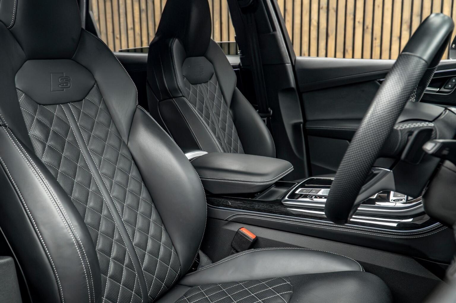 2025 Audi Q7 TDI V6 Vorsprung Tiptronic quattro — photograph 2