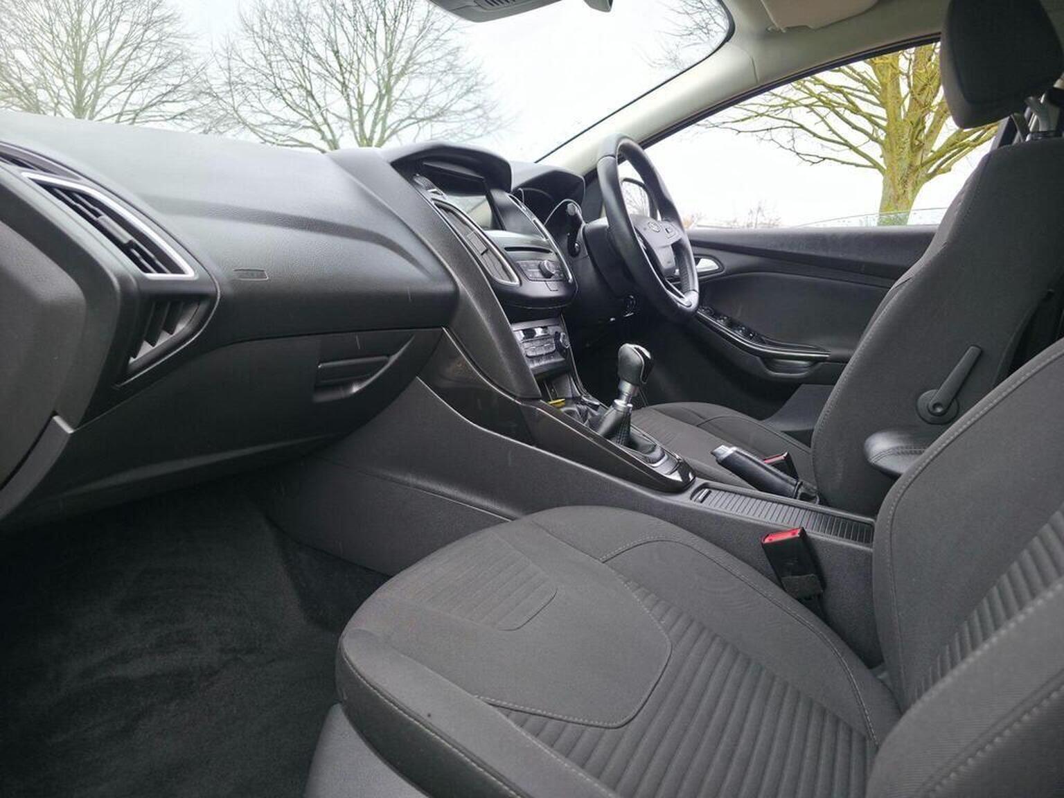 2017 Ford Focus image 25