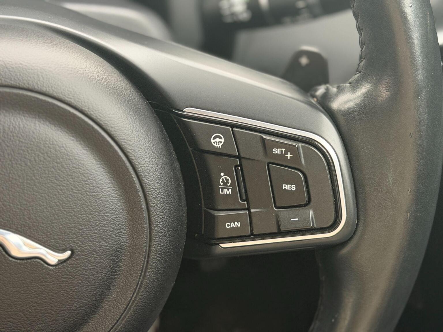 2016 Jaguar XE image 32