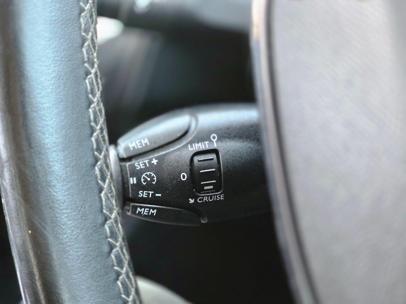2017 Peugeot 3008 image 37