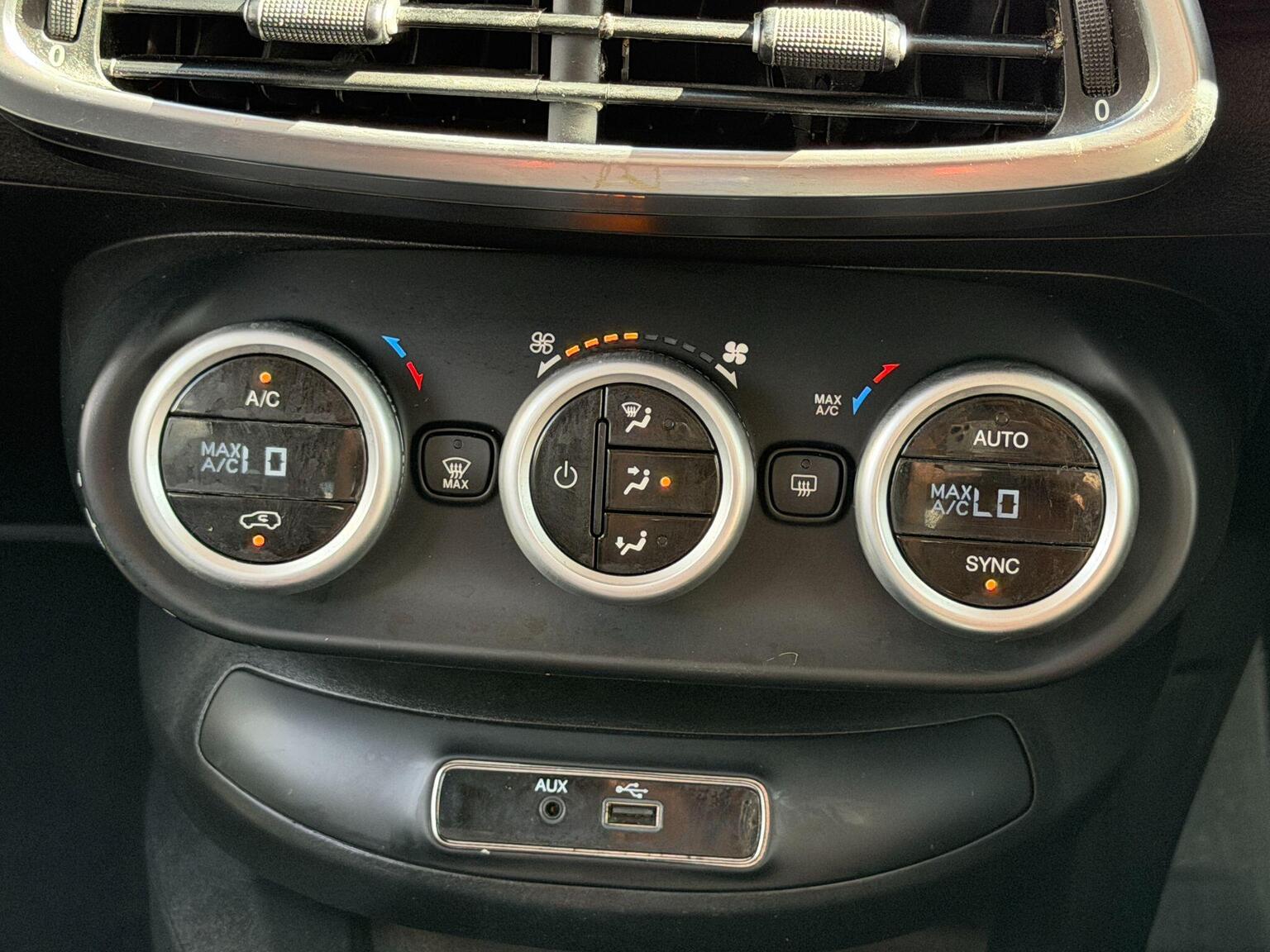 2016 Fiat 500X image 35