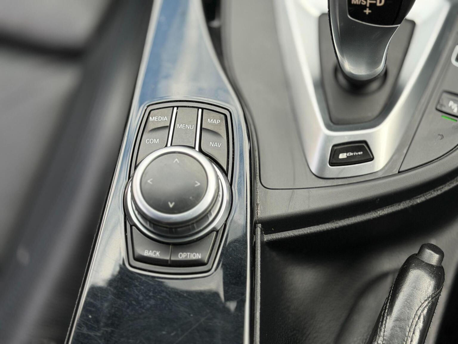 2018 BMW 3 Series image 38