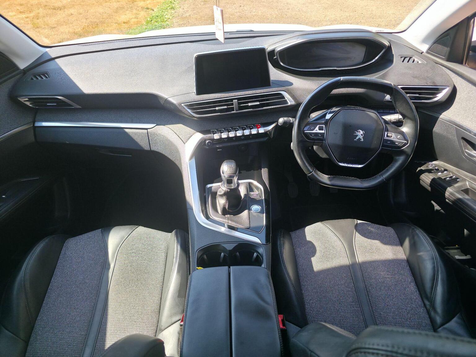 2017 Peugeot 3008 image 31