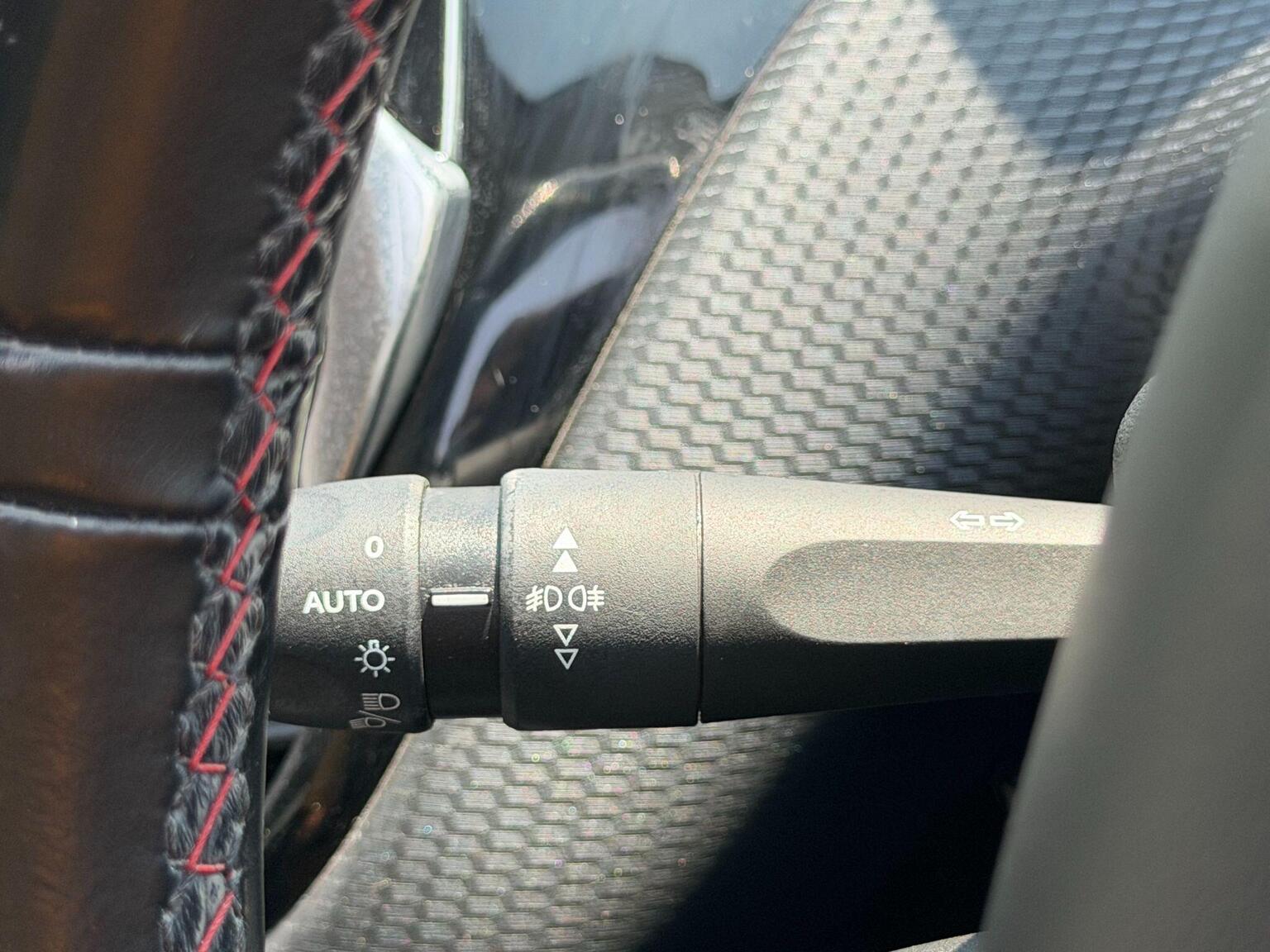 2015 Peugeot 208 image 35