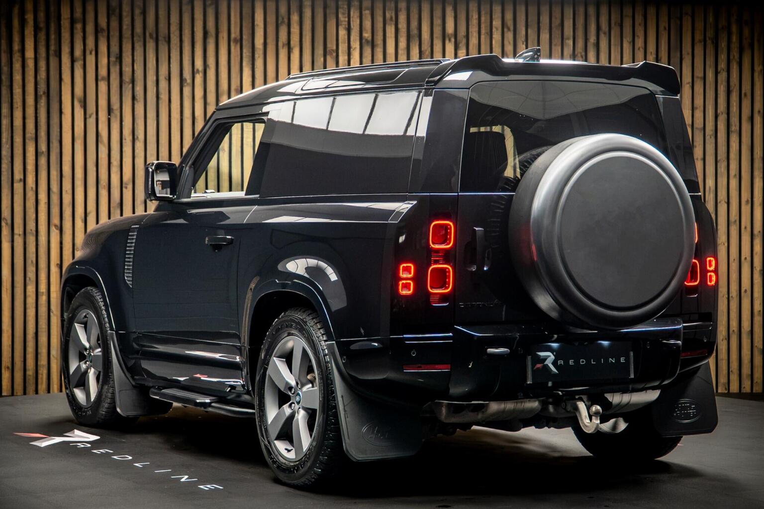 2024 Land Rover Defender 90 X-Dynamic HSE Hard Top — photograph 3