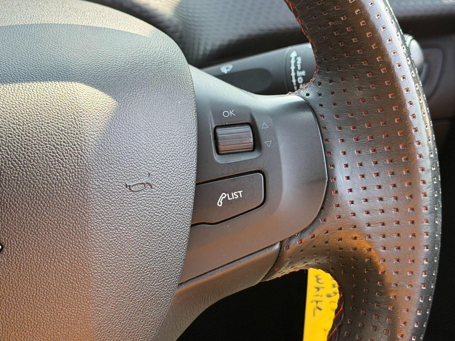 2015 Peugeot 208 image 32