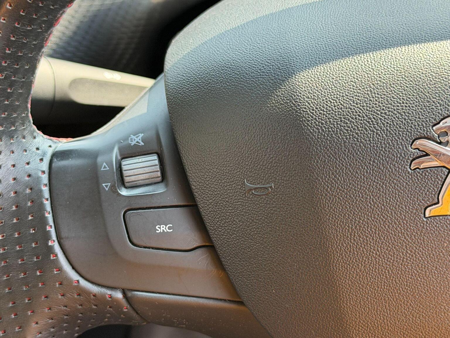 2015 Peugeot 208 image 34