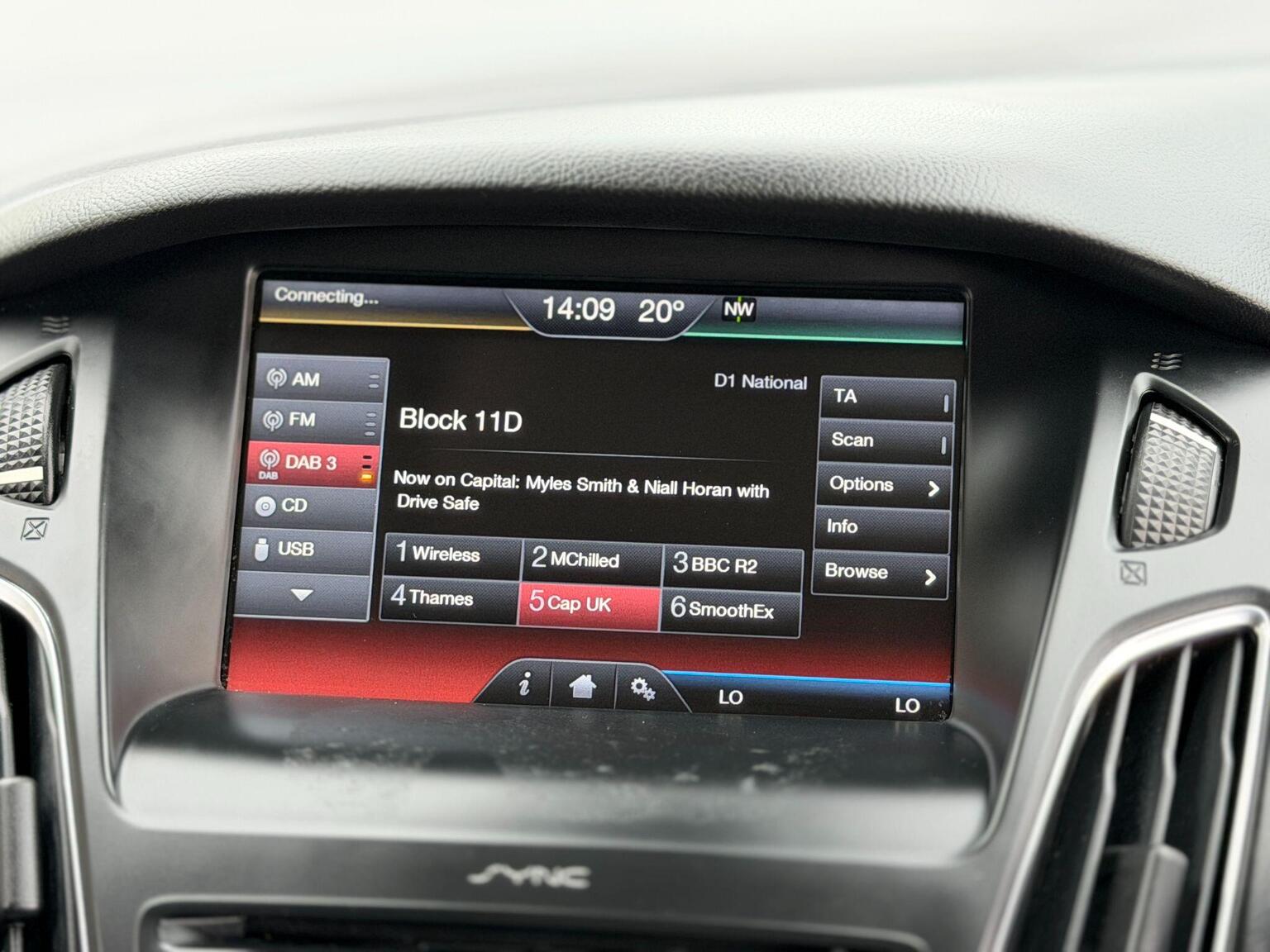 2016 Ford Focus image 42