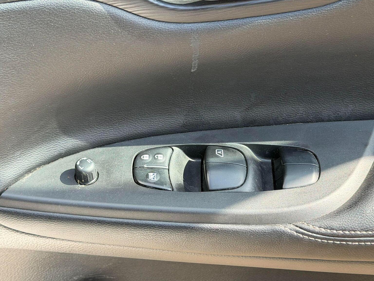 2016 Nissan Pulsar image 35
