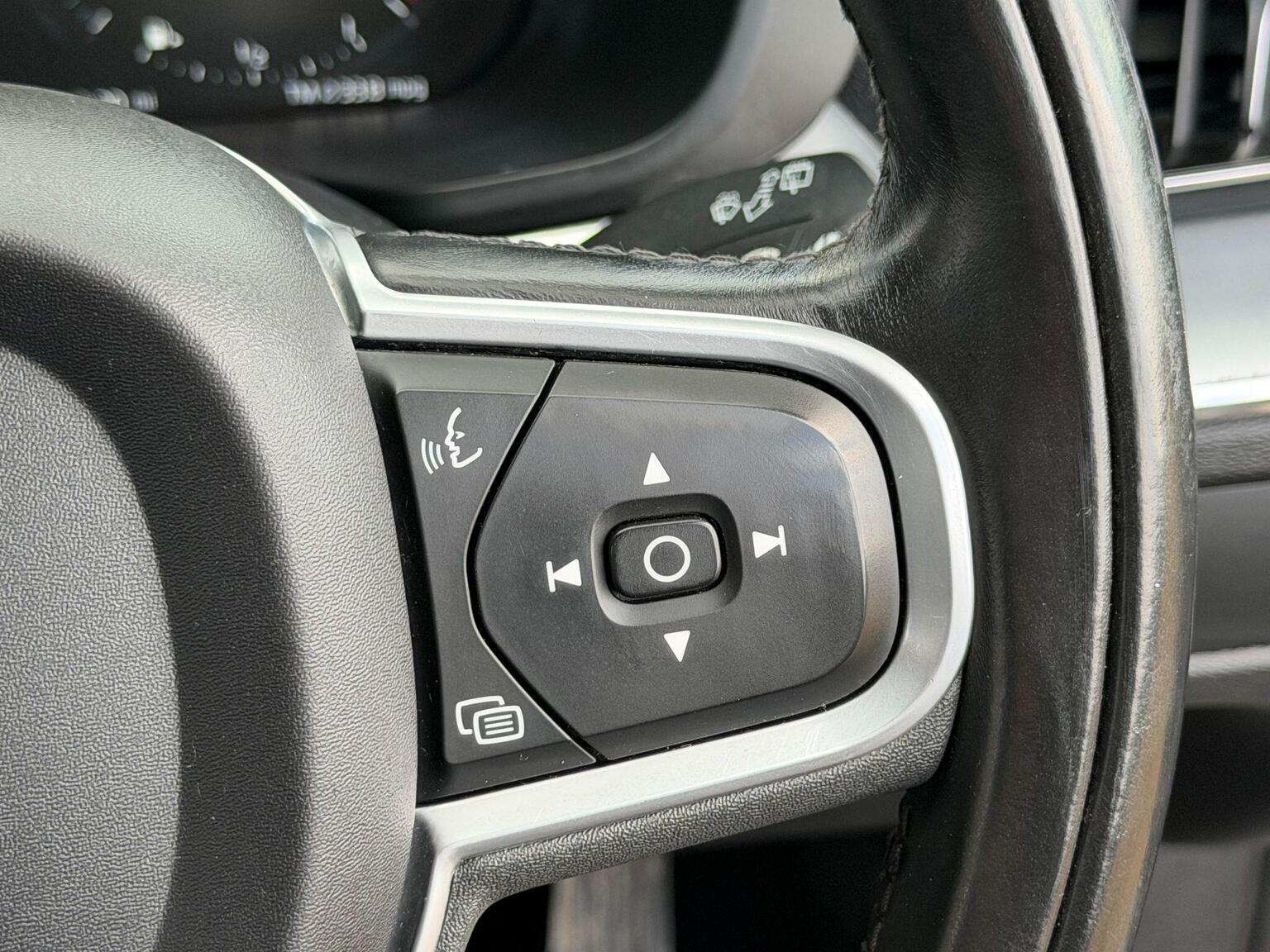2018 Volvo XC60 image 35